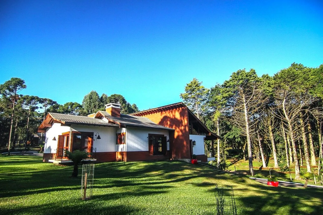 Imagem Casa Alto Padrão localizada a 5 quilômetros do centro de Canela, em meio a natureza com 16,600² em localização privilegiada e valorizada..