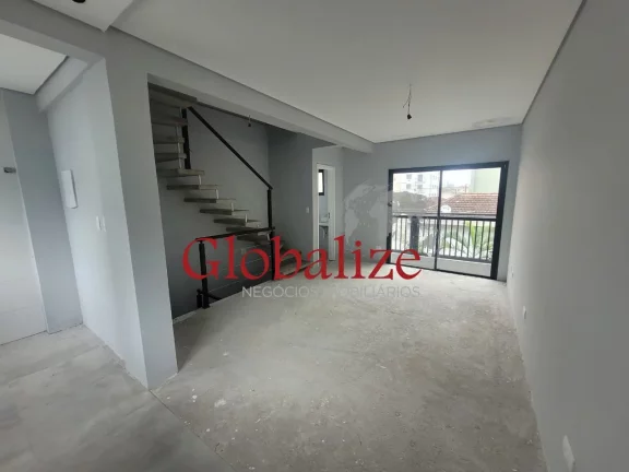 Imagem TRIPLEX COM 02 DORMITÍRIOS SENDO 02 SUÍTES, R$750.000,00, DENTRO DE UM VILLAGIO BEM FAMILIAR, ÓTIMA LOCALIZAÇÃO, AMPLA SALA E POSSUI UM SOLÁRIO