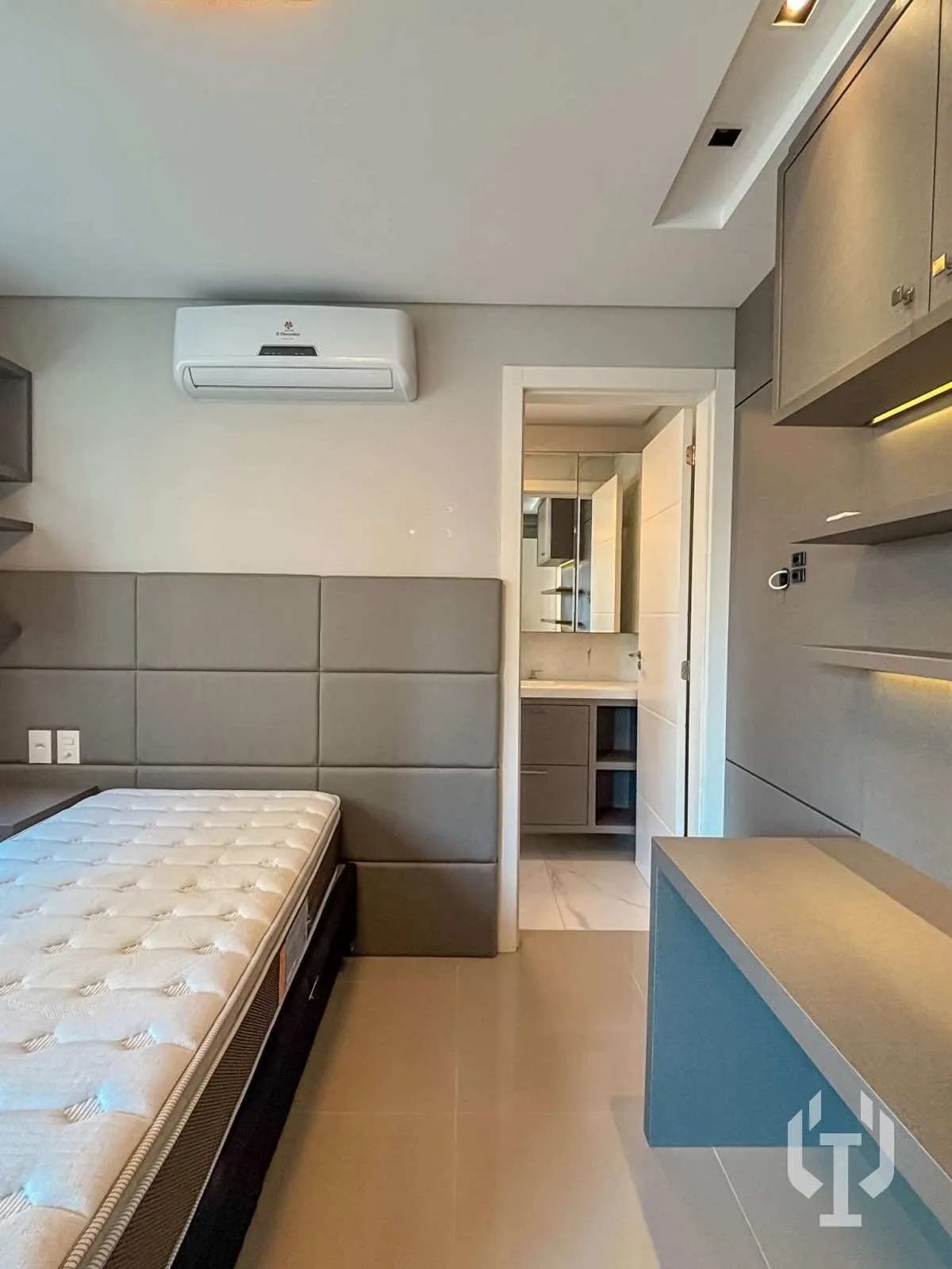 Imagem Apartamento de 2 suítes e 2 vagas de garagem em Meia Praia