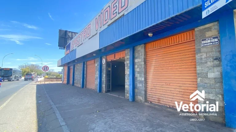 Imagem Ponto Comercial no Centro de Barreiras, formato retangular, frente ampla, 04 vagas de garagem frontal, 02 banheiros, depósito.