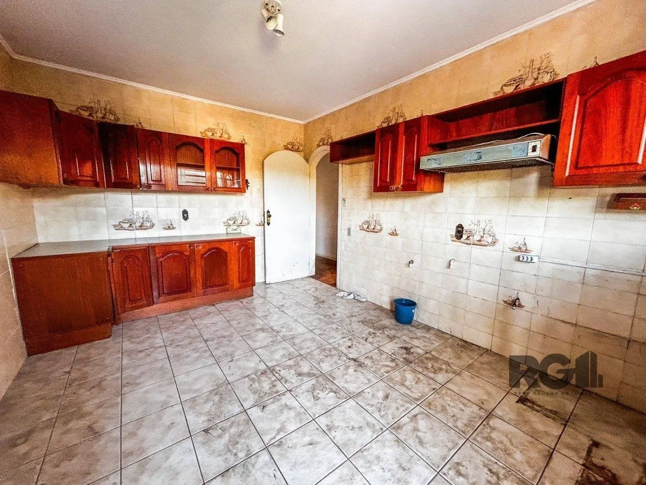 Imagem Casa com 2 salas comerciais, 3 quartos, vaga de garagem churrasqueira, suíte, no bairro Cavalhada, Porto Alegre/RS