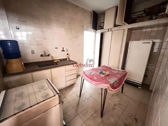 Imagem Oportunidade Para Reforma - Apartamento Vista Mar com 2 dormitórios e 1 vaga escriturada em prédio com portaria 24hrs e elevador por R$ 890.000,00