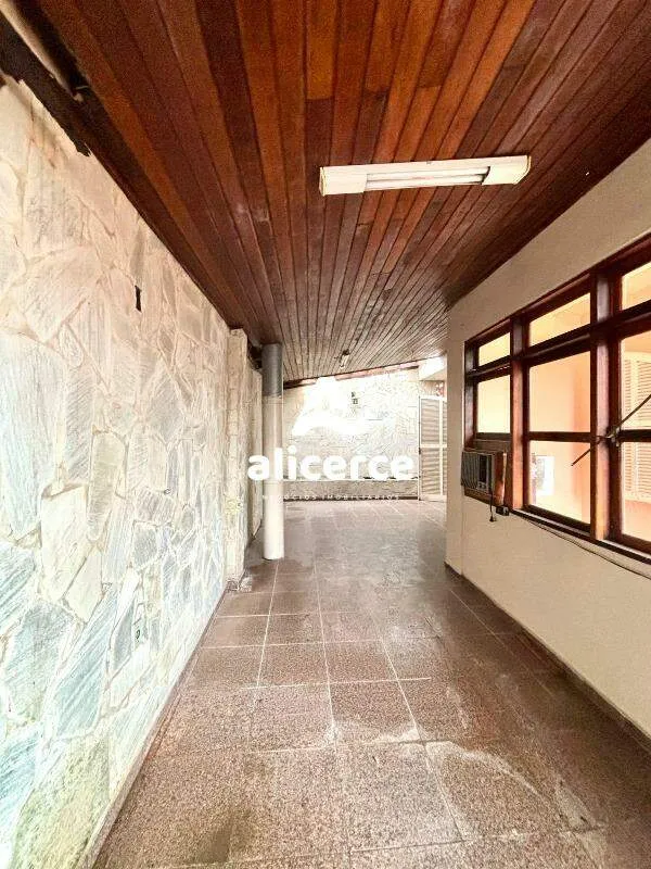 Imagem Casa com 4 Quartos e 3 banheiros à venda, 320m² no bairro Balneário em Florianópolis