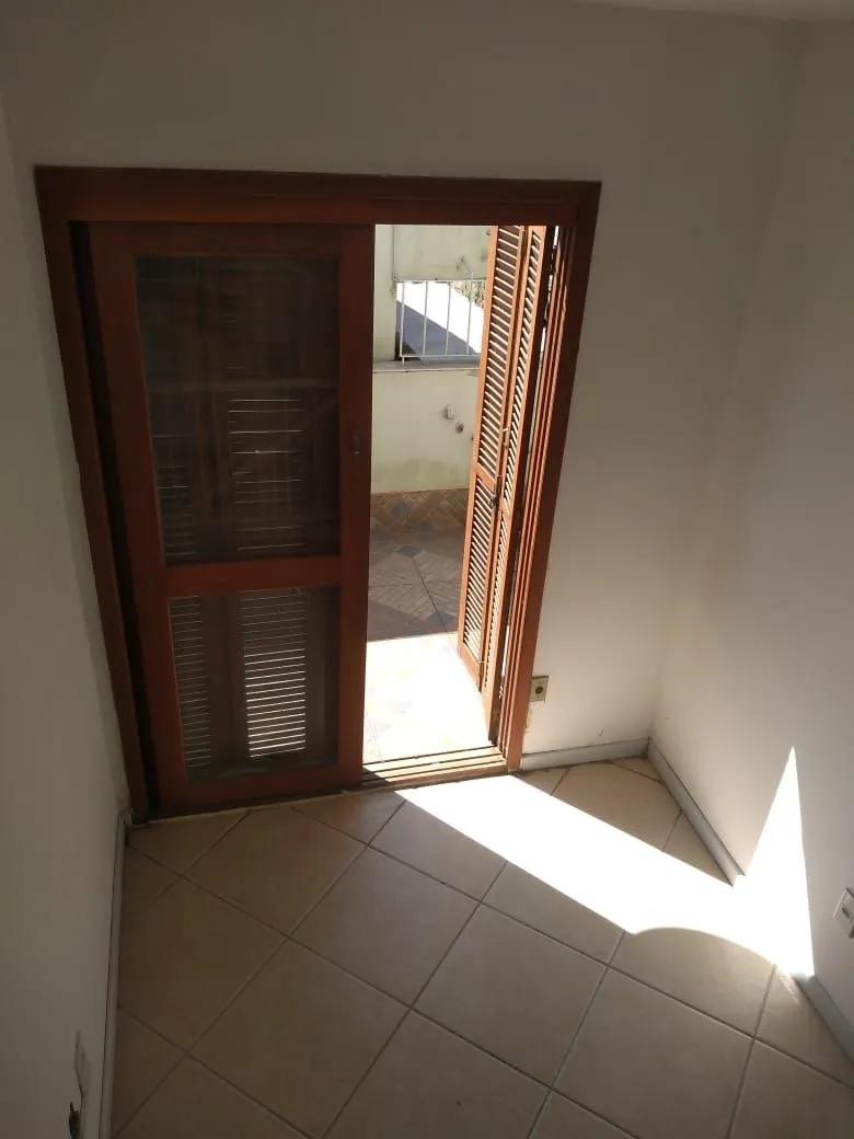 Imagem Casa em condomínio fechado com 94m2, 3 dormitórios no bairro Camaquã.