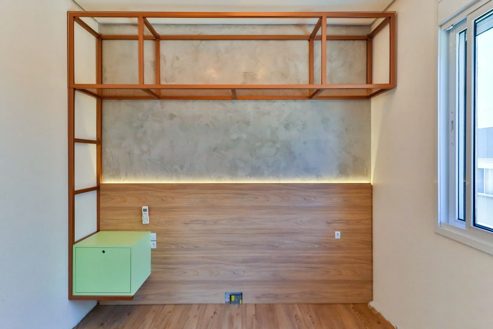 Imagem CASA TRIPLEX COM 4 SUITES E 2 VAGAS- SEMIMOBILIADA