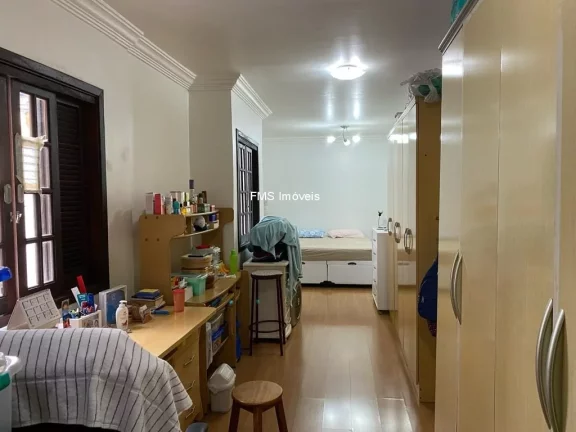Imagem Imperdível Casa à Venda em São Paulo-SP, na Vila Mariana: 3 Quartos, 1 Suíte, 2 Salas, 2 Vagas de Garagem - 140m² de Área.