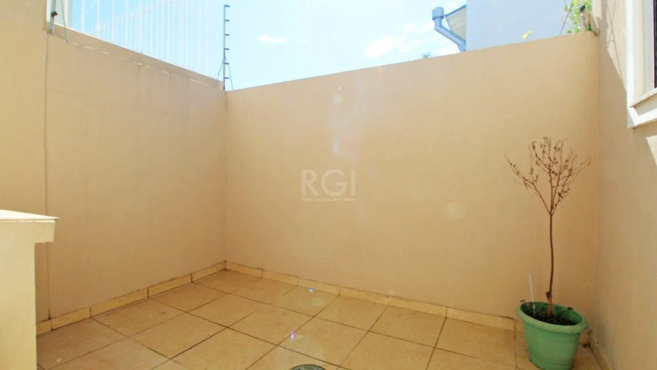 Imagem Casa térrea de 2 dormitórios e 3 vagas de garagem na Vila Ipiranga em Porto Alegre.