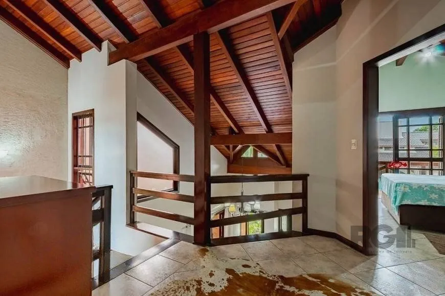 Imagem Excelente casa de 209m² com 3 dormitórios, piscina e 3 vagas de garagem.