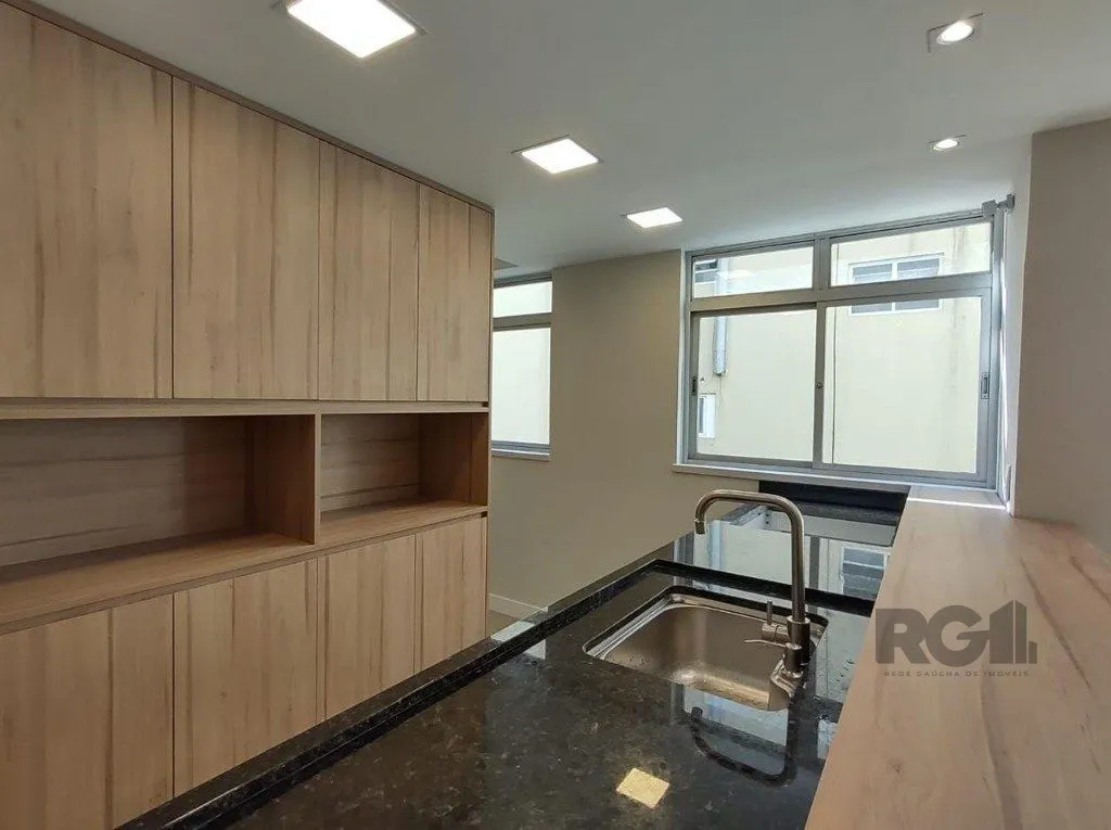 Imagem Apartamento semi mobiliado, 67m², 2 dormitórios, 1 vaga no bairro Petrópolis