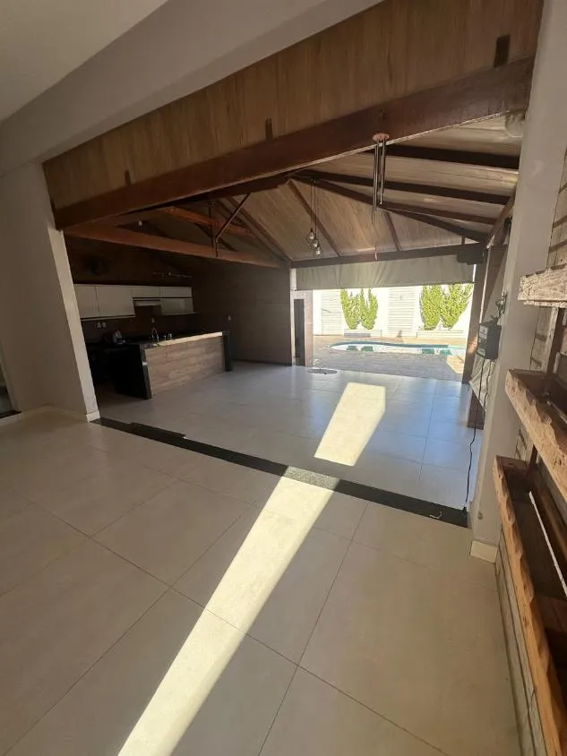 Imagem VENDE-SE EXCELENTE CASA EM ARAÚJOS/MG ( R$ 1.200.000,00 )
