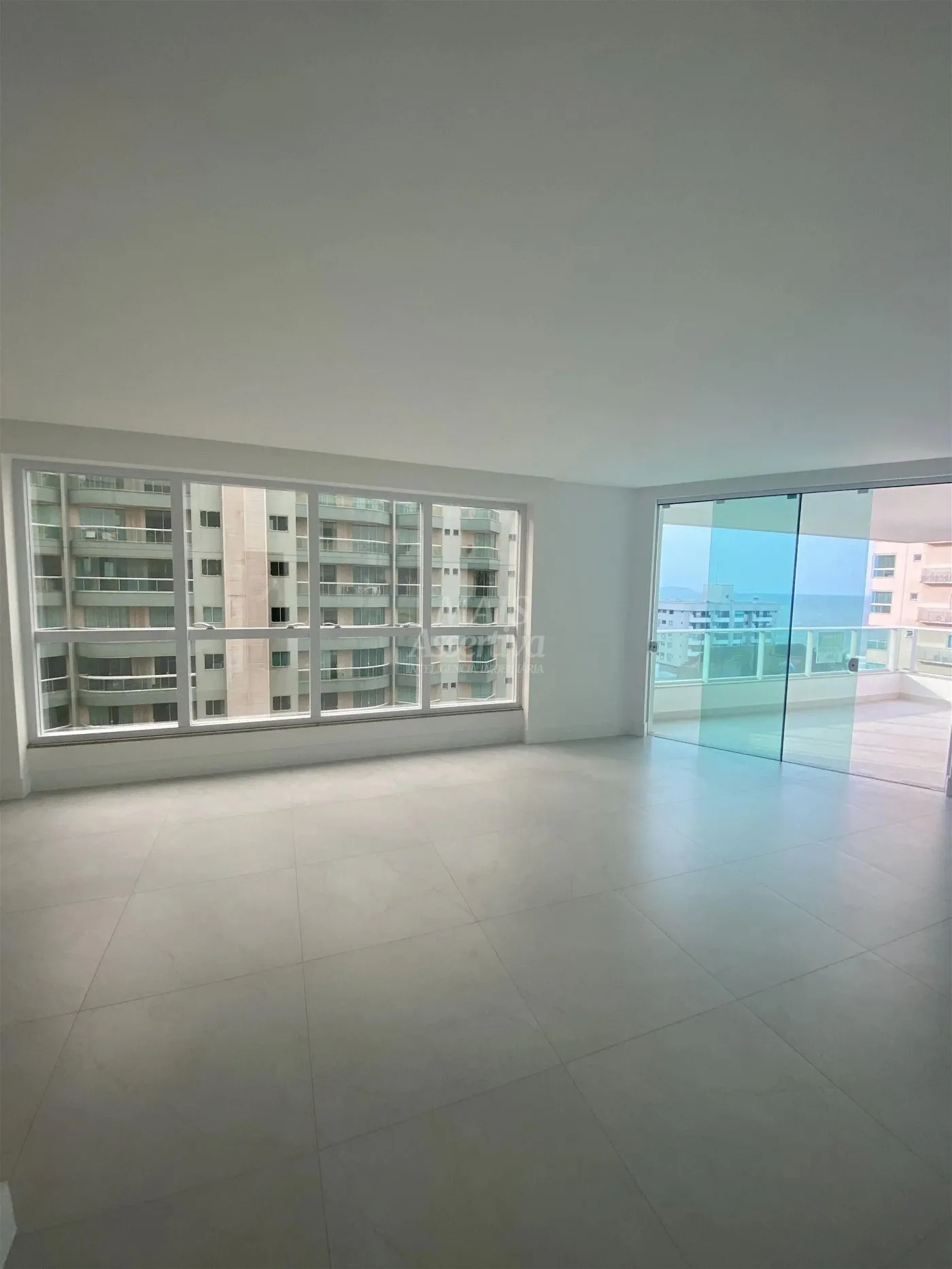 Imagem Excelente Apartamento com 03 Suítes para Venda em Itapema Meia Praia