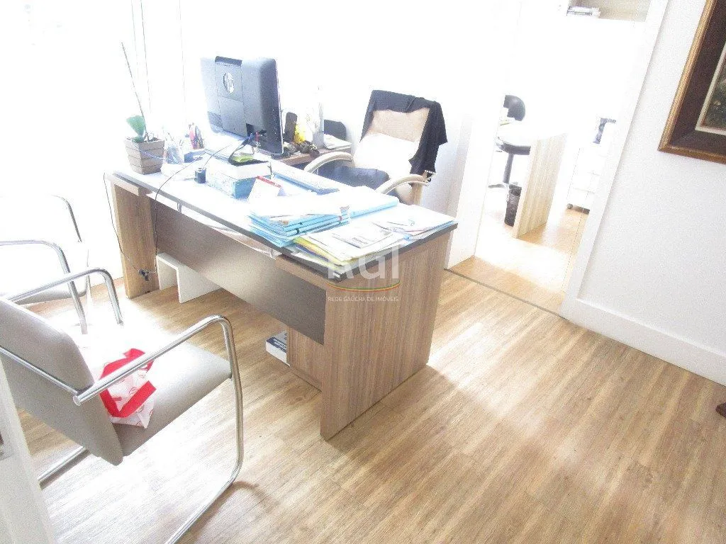 Imagem Casa para Venda - 227m², 4 dormitórios, 1 vaga - Menino Deus