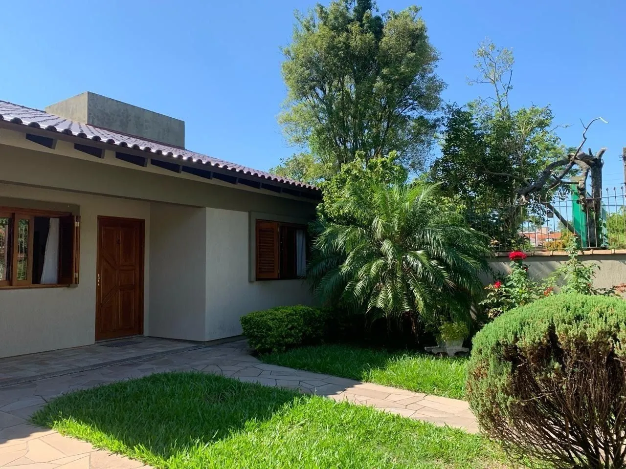 Imagem Casa com 3 quartos, 1 suíte, 3 vagas e 182m² para vender por R$ 890.000