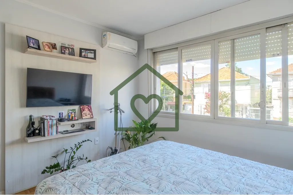 Imagem Amplo e confortável apartamento, reformado, com 3 dormitórios, 1 suíte e 114m²! Sala com living ...