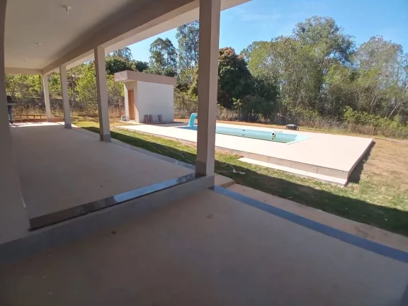 Imagem casa em condomínio, 1 suíte, lavabo, espaço gourmet, piscina, varanda.