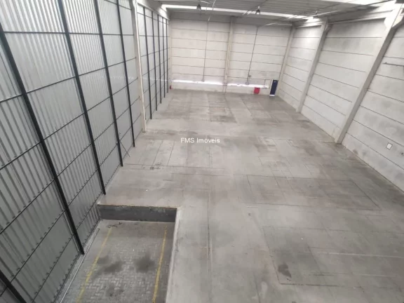 Imagem Galpão Industrial para Locação em Diadema-SP, Bairro Piraporinha, 2 Banheiros, 8 Vagas, 1.025m² de Área
