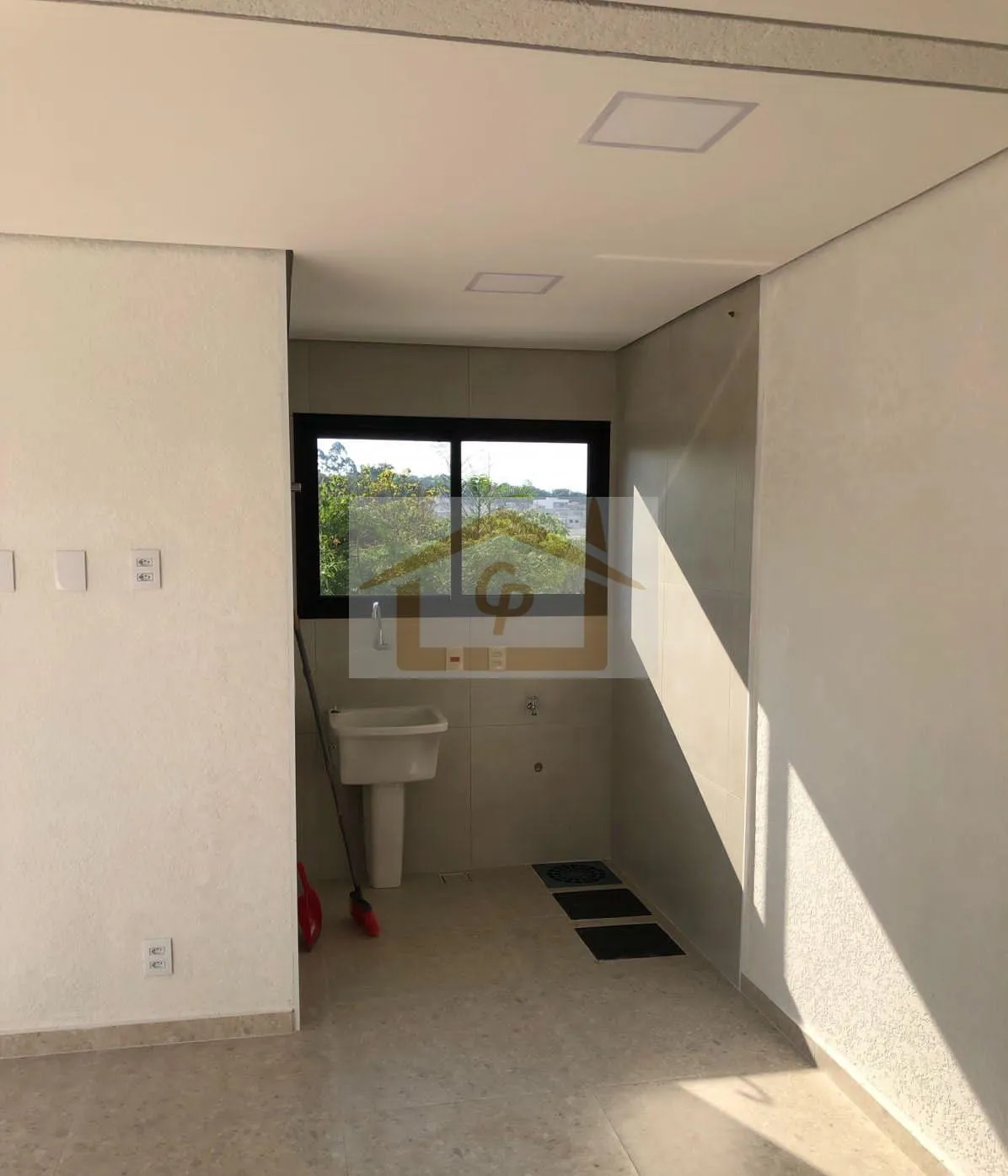 Imagem Casa Moderna com Piscina no Condomínio Lago dos Pássaros- Cotia/SP