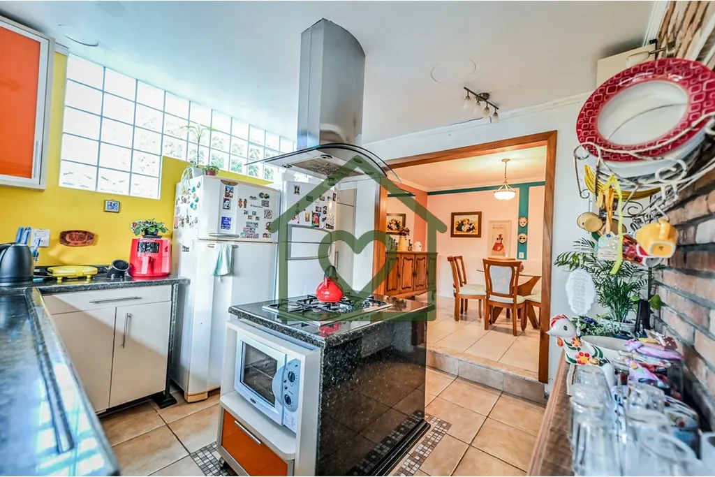 Imagem Descubra o lar dos seus sonhos nesta excepcional casa de condomínio à venda em Porto Alegre, RS. S...