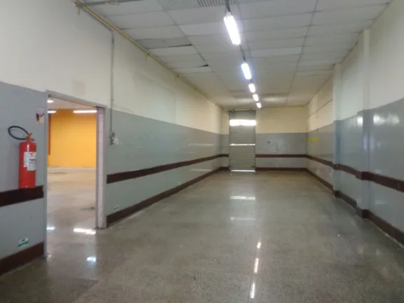Imagem Barracão com 330m² de construção e 330m² de vagas localizado na Vila Rezende com banheiros e co...