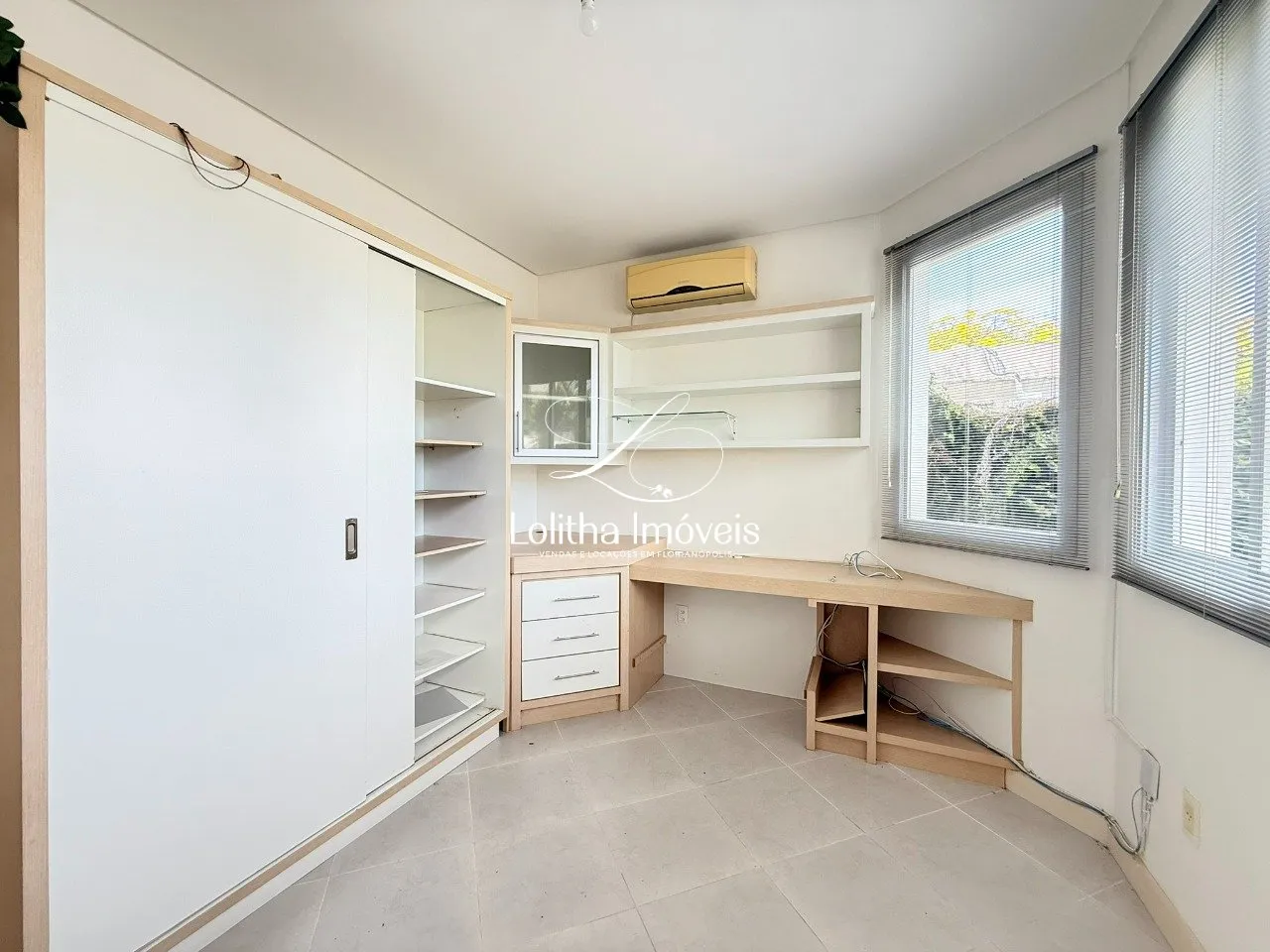 Imagem CASA COM 3 SUÍTES À VENDA EM JURERÊ - FLORIANÓPOLIS/SC