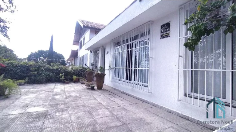 Foto do imóvel Casa a venda Semi mobiliada, 05 quartos, em ótima localização, no Bacacheri em Curitiba PR