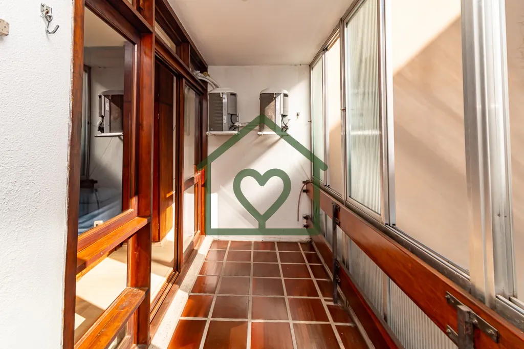 Imagem Com 54m² bem distribuídos, o apartamento conta com 1 dormitório. 
 
O imóvel passou por melhoria...