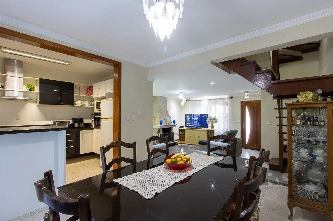 Imagem Casa para Venda - 300m², 5 dormitórios, sendo 1 suites, 4 vagas - Portal do Guarujá