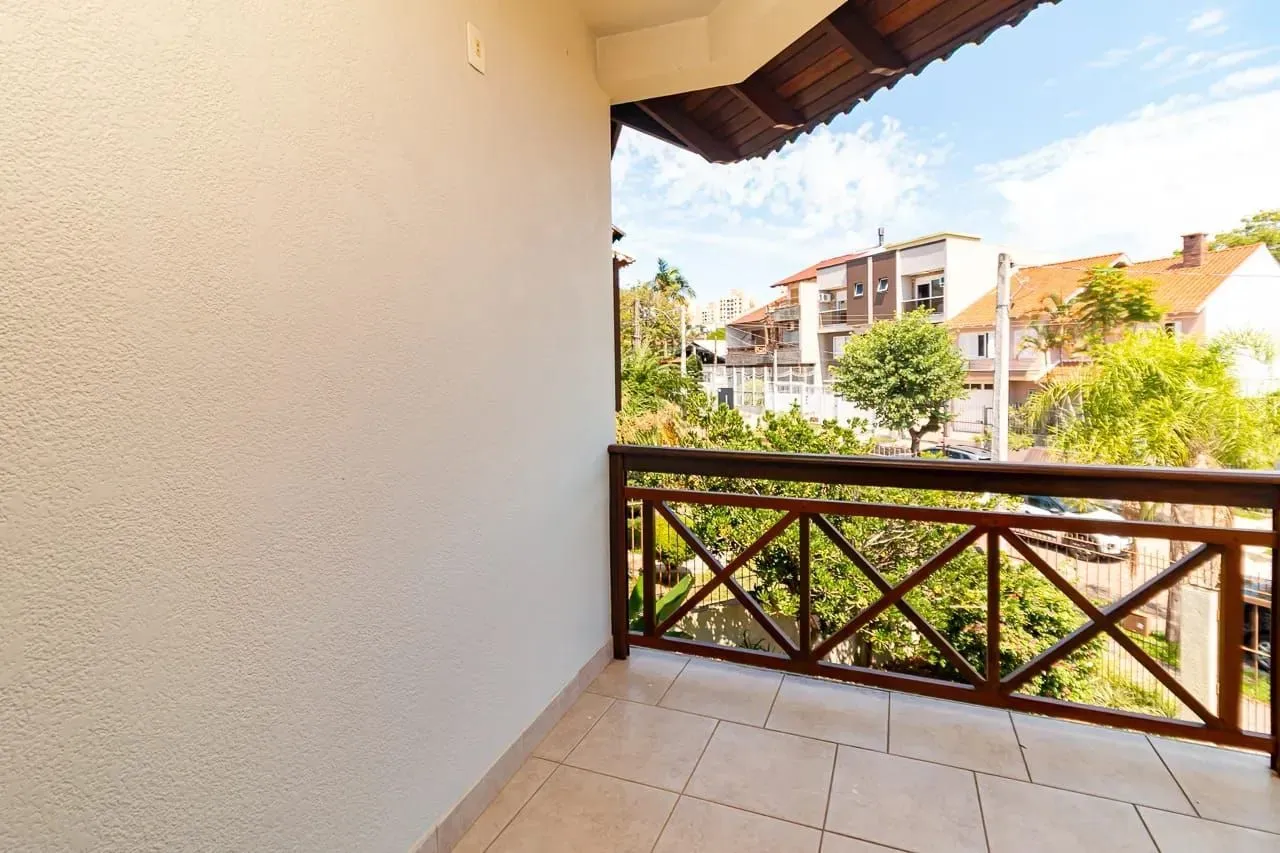 Imagem Casa com 4 dormitórios e 2 pavimentos em ótimo estado de conservação .