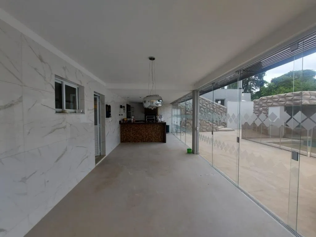 Imagem Casa Sobrado de 489m² de Terreno Localizado no Jardim Residencial Village Vert!