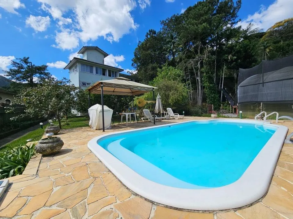 Imagem Casa em Condomínio para Venda em Teresópolis / RJ no bairro Comary