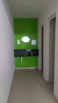 Imagem Barracão com excelente localização com portão de aço, escritório com escada, 2 sanitários, co...