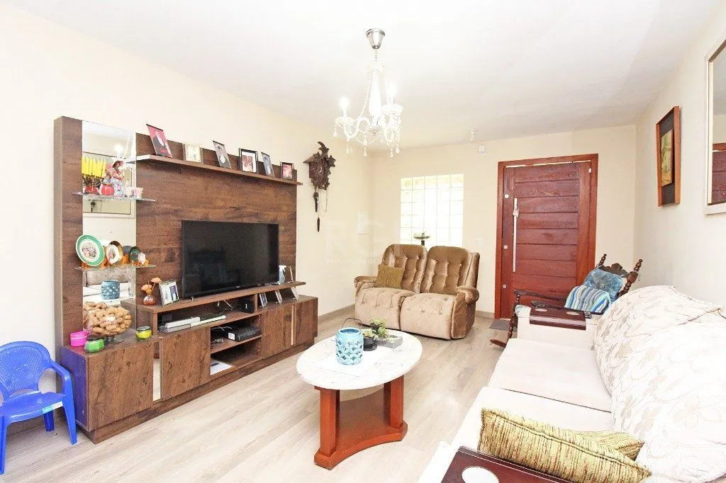 Imagem Casa para Venda - 220m², 2 dormitórios, sendo 2 suites, 3 vagas - Teresópolis
