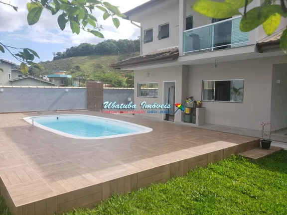 Imagem Excelente casa com piscina em condomínio fechado com 03 suítes