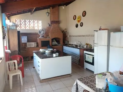 Imagem VENDA DE SOBRADO NO JORDANÓPOLIS, EM ARUJÁ/SP, 80m² c/ 2 quartos, sala de estar, churrasqueira, quintal com vista linda, jardim e 5 vagas CONSULTE-NOS