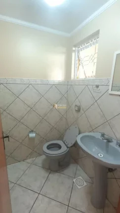 Imagem Elegante Residência Integrada à Natureza em Local Privilegiado - Porto Alegre - R$ 460.000,00