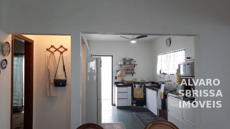 Imagem Casa Espaçosa com 3 Quartos, Suíte, Churrasqueira e Garagem para 4 Carros – Conforto e Praticidade para Sua Família!