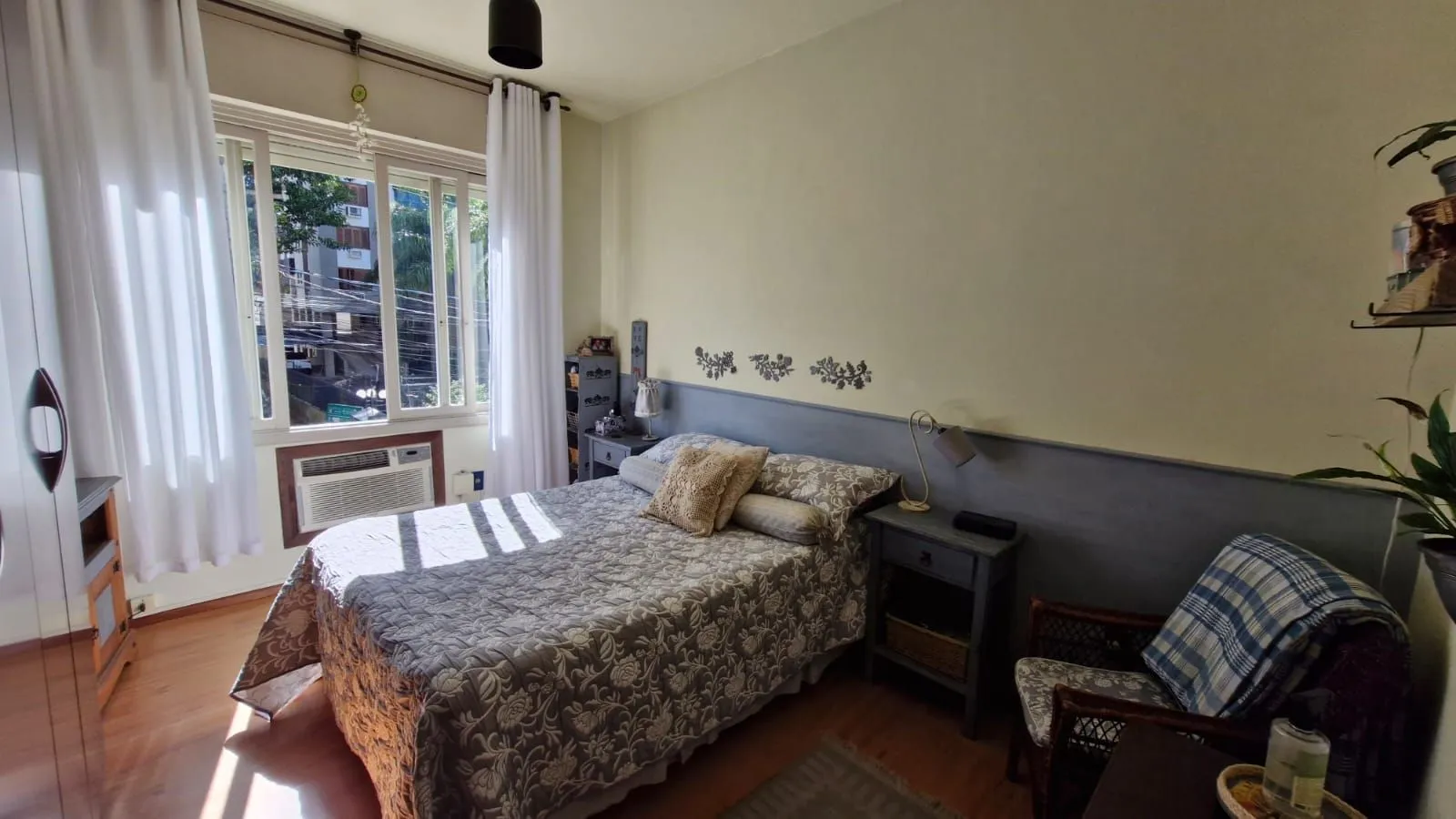 Imagem Apartamento no Menino Deus com 2 dormitórios e dependência de empregada com banheiro
