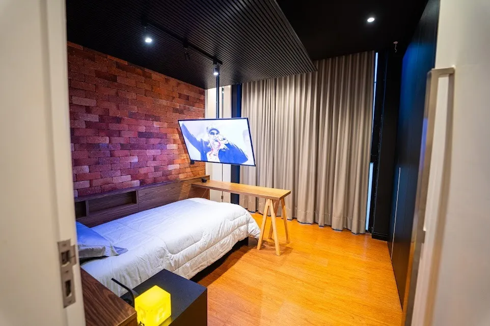 Imagem Casa de Alto Padrão à Venda no Condomínio Alphaville Nova Esplanada 2 - 3 Suítes, Elevador e Piscina com Hidro