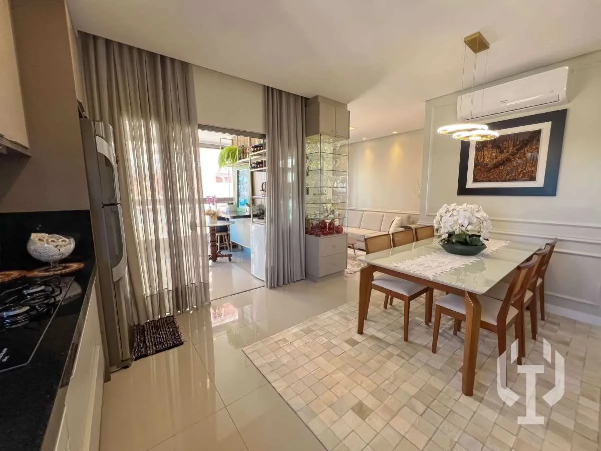 Imagem Apartamento mobiliado de 3 suítes e 2 vagas de garagem no Centro de Itapema