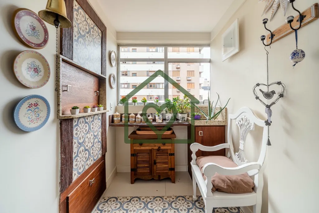 Imagem Apartamento amplo, 1 por andar, com 201m² privativos, localizado em prédio de esquina. Conta com 4...