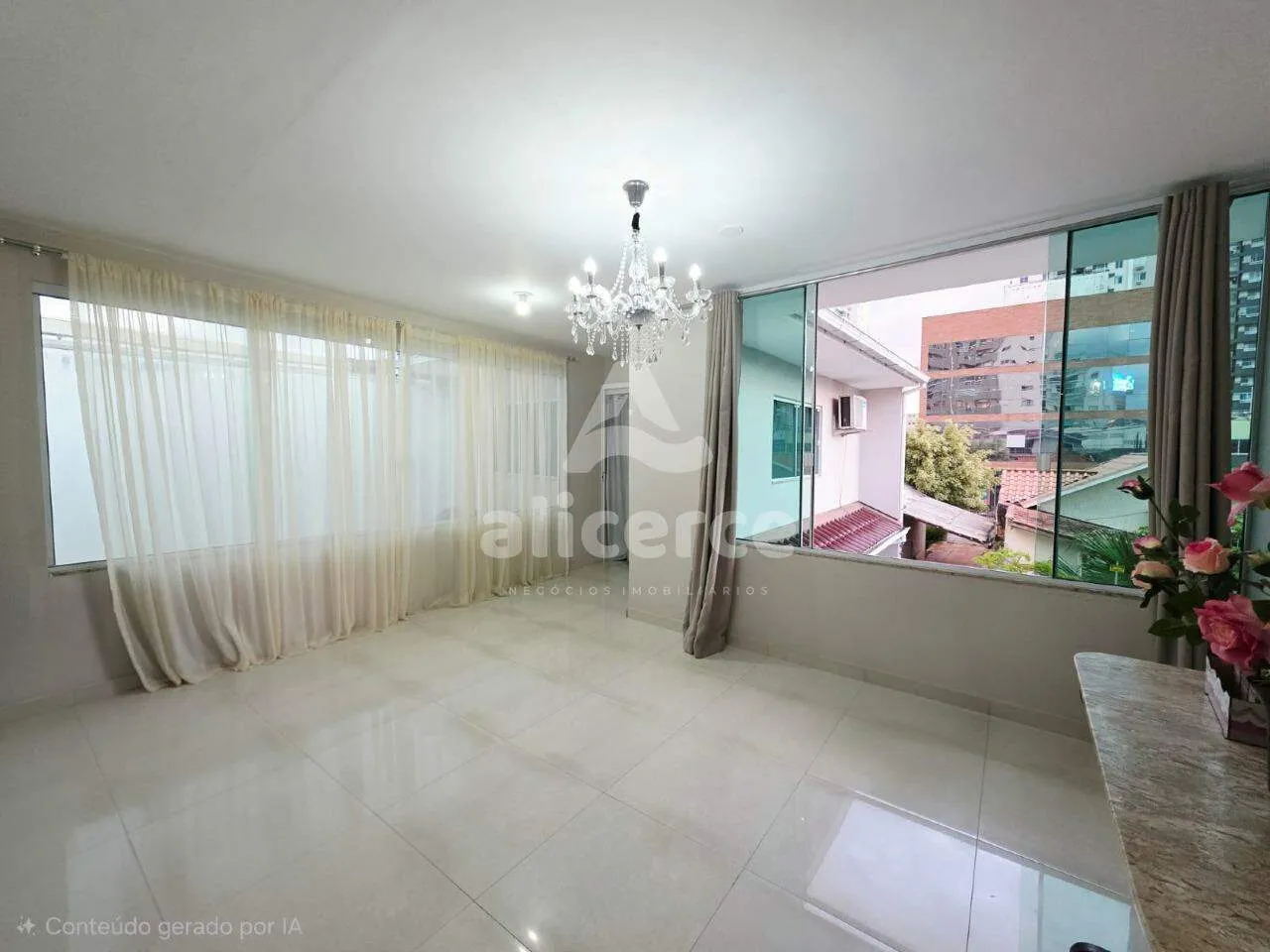 Imagem Casa Alto `Padrão a 1 quadra da Beira-Mar Continental | 3 Dormitórios I 4 Vagas de Garagens I Piscina no bairro Estreito - Florianópolis/SC