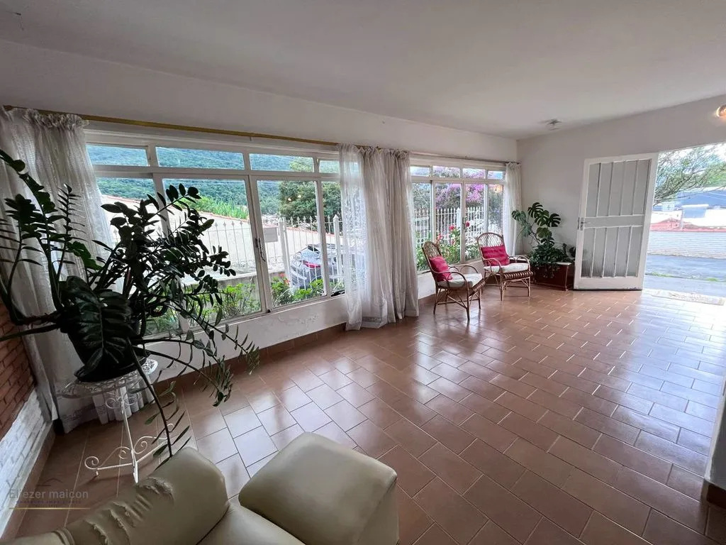 Imagem Casa com quintal a venda no bairro São Geraldo em Poços de Caldas - mg