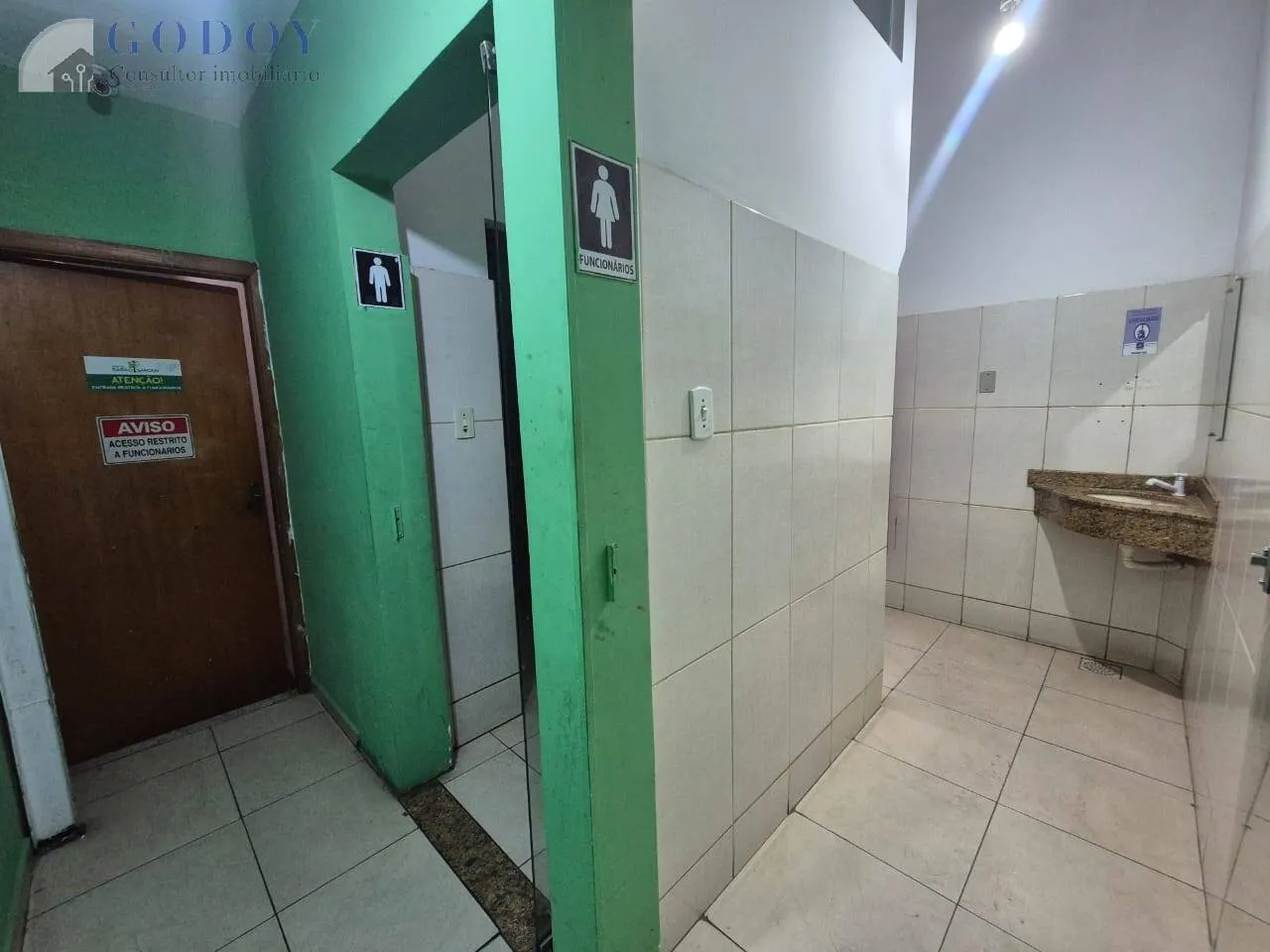 Imagem Investimento: Centro Comercial com 28 Lojas e Piso Superior Privado