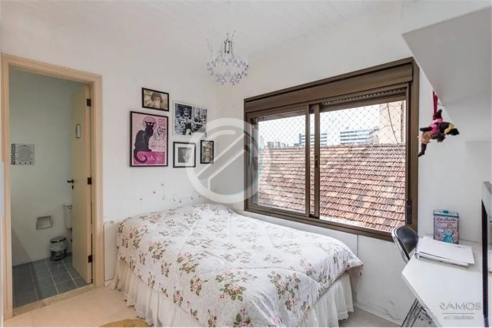 Imagem Explore uma rara oportunidade de residir no coração do prestigiado bairro Moinhos de Vento, em Por...