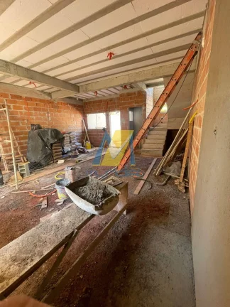 Imagem Sobrado moderno com 3 suítes, 4 vagas e quintal para lazer exclusivo