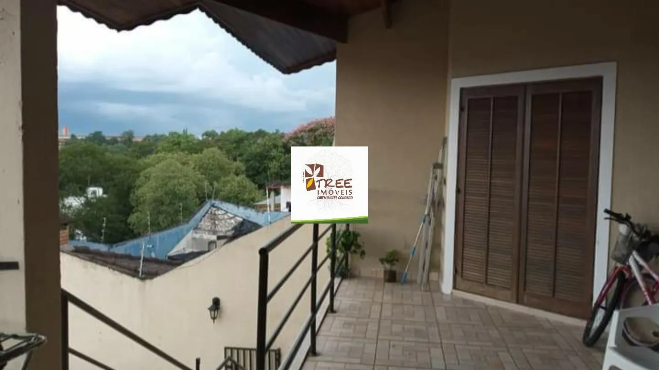 Imagem VENDA DE SOBRADO NO CENTER VILLE, EM ARUJÁ/SP, 235m² com 3 suítes, varanda com vista pra cidade, piso inferior com 4 cômodos e 2 vagas. CONSULTE-NOS.