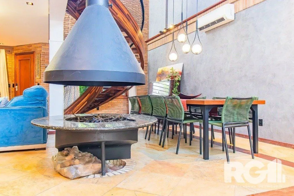 Imagem Casa espaçosa com 3 dormitórios, pátio com piscina e 4 vagas