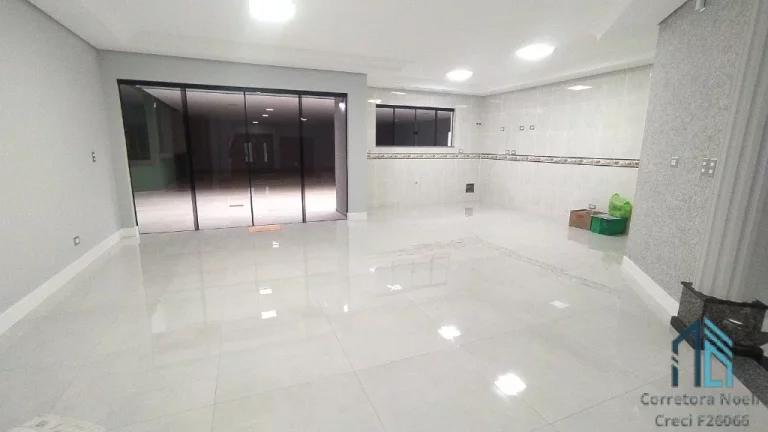 Imagem Casa a venda, em um dos melhores Bairros de São José dos Pinhais, 04 quartos sendo uma suíte e 02 Demi Suítes, 12 vagas no Aristocrata .