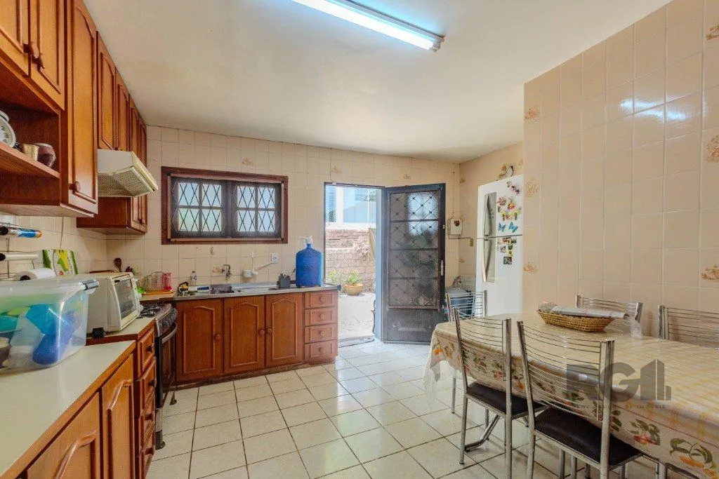 Imagem Casa 253m², 3 suítes, pátio, churrasqueira e vaga de garagem para 4 carros no bairro Nonoai
