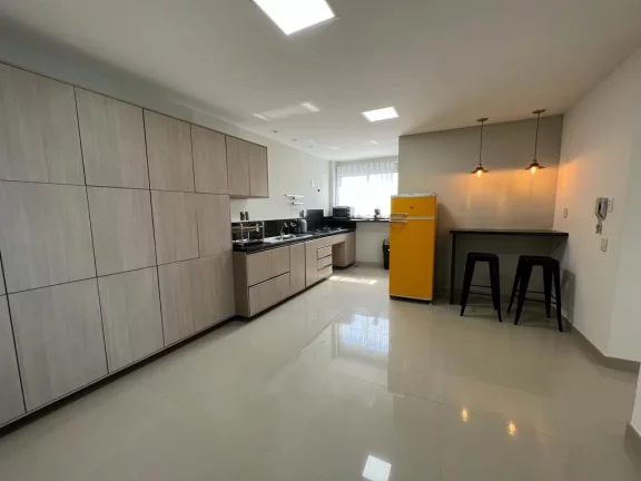 Imagem Apartamento 2 quartos sendo 01 suite 01 Sala dois Ambientes c/ Varanda frente Ampla cozinha com area de serviço , Elevador, Portaria 24hs, 01 vaga de